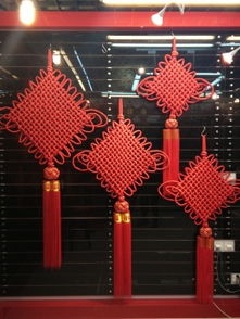 綢布中國結 紅色家居中的吉祥韻致